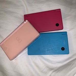 1 DS and 2 DSi game consoles